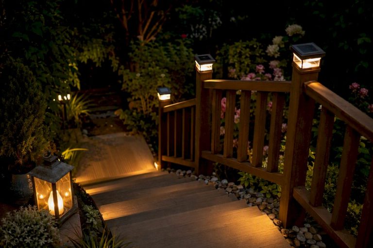 Schody zewnętrzne oświetlone zarówno lampami solarnymi, jak i tradycyjnymi, podłączonymi do prądu.