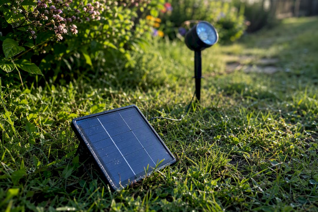 Ogródna lampa solarna z oddzielnym panelem słonecznym w cieniu