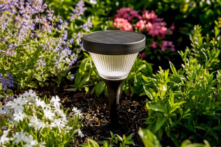 Lampa ogrodowa solarna z panelem słonecznym pochłaniającym światło słoneczne