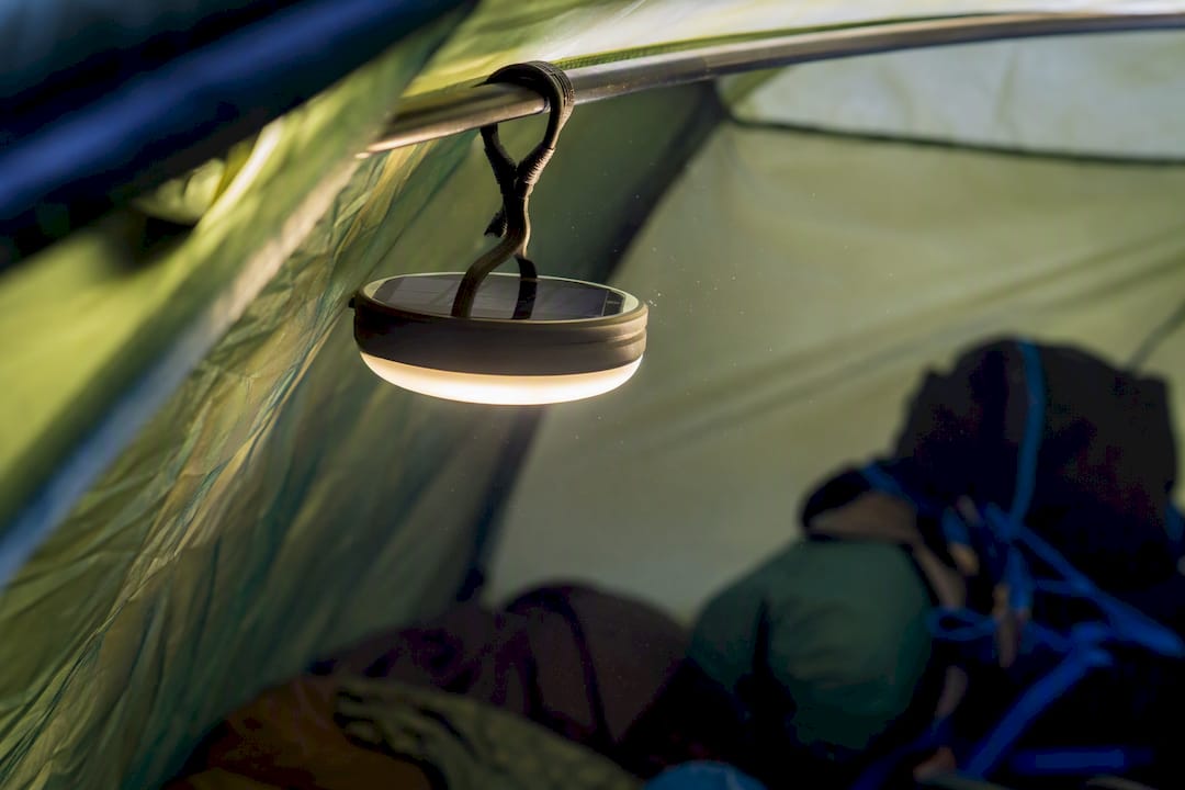 Elastyczna solarna lampa wisząca wewnątrz namiotu