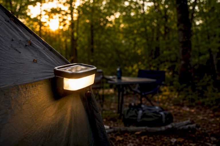 Przenośna solarna lampa ogrodowa świecąca o zmierzchu