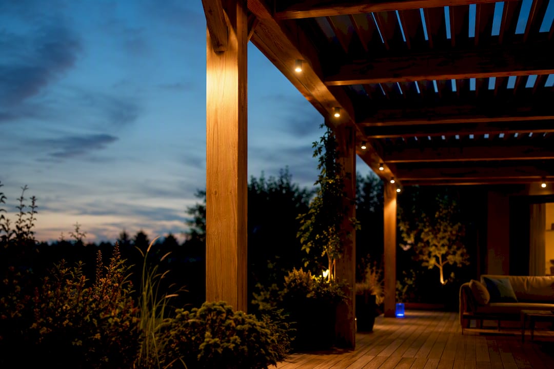 Pergola podświetlona lampami solarnymi o zmierzchu