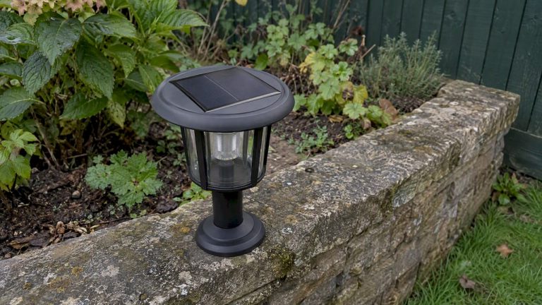 Lampa solarna z widocznym panelem amorficznym