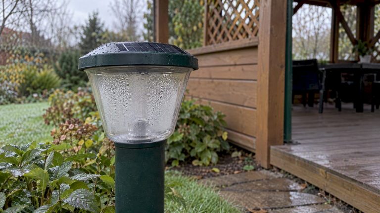 Małe krople kondensatu wewnątrz lampy solarnej
