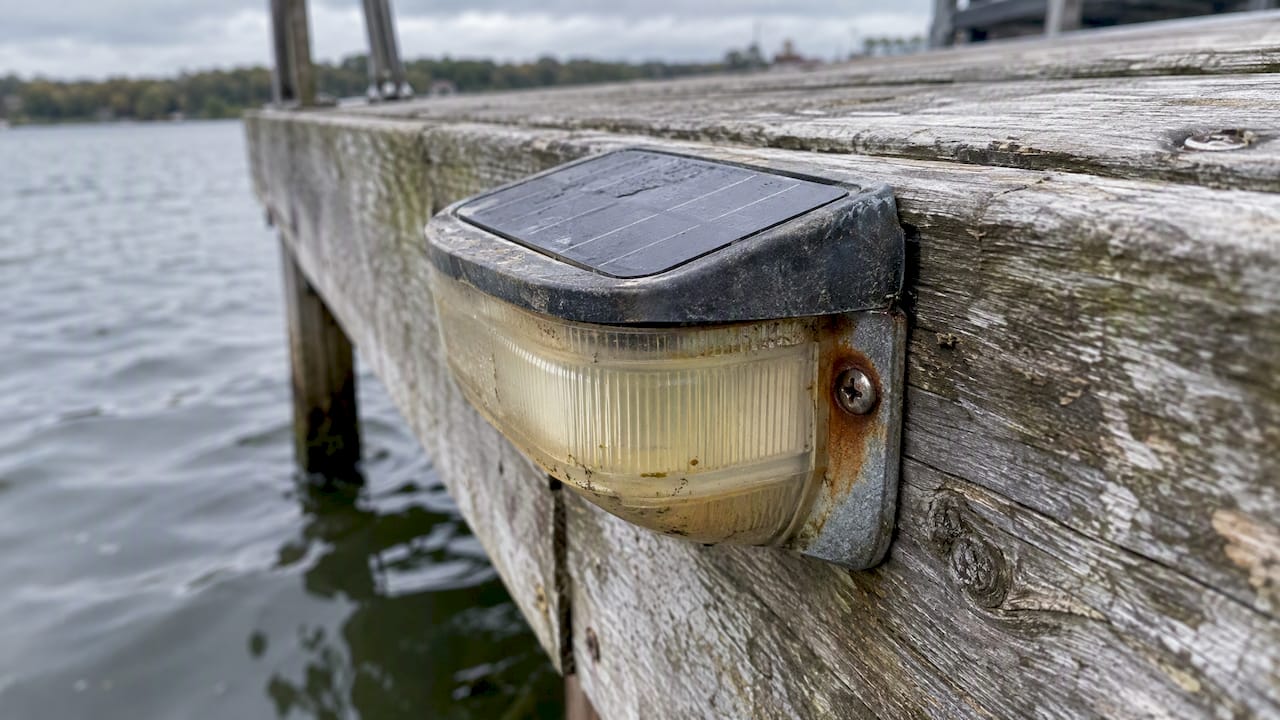 Żółknący klosz lampy solarnej i widoczne ślady rdzy