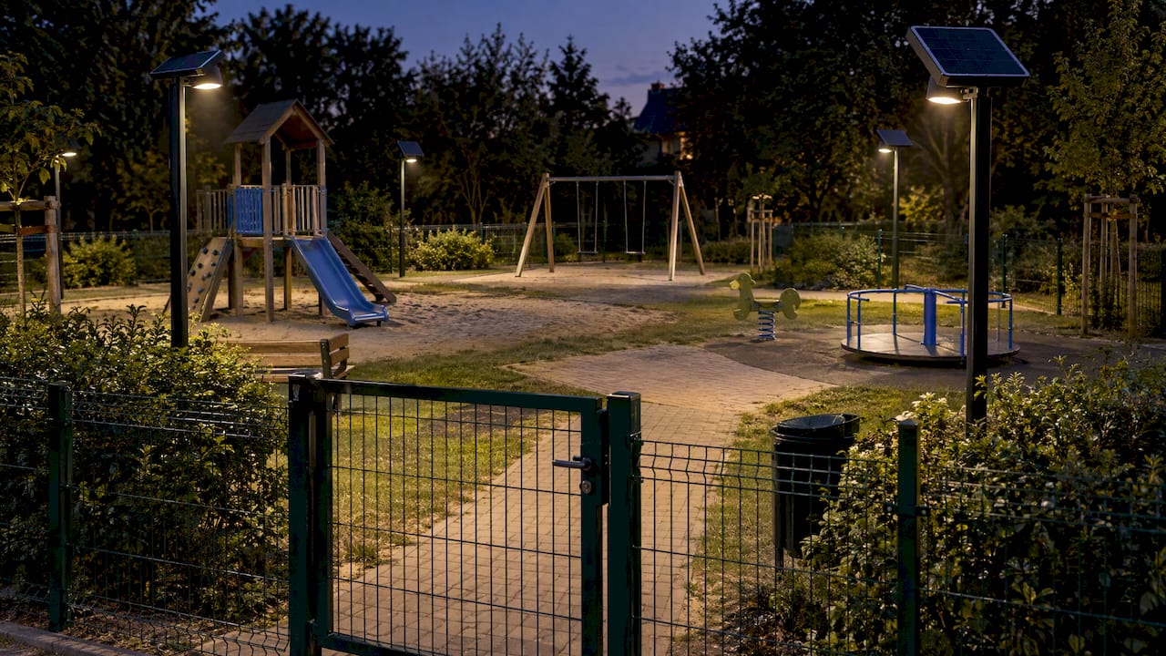 Plac zabaw oświetlony lampami solarnymi po zmroku