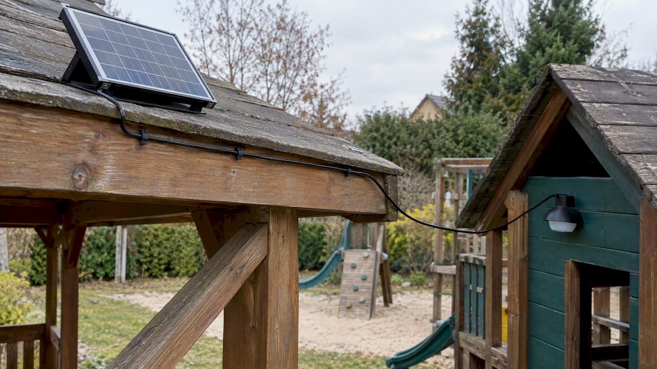 Panel solarny na dachu altany ustawiony poza zasięgiem cienia